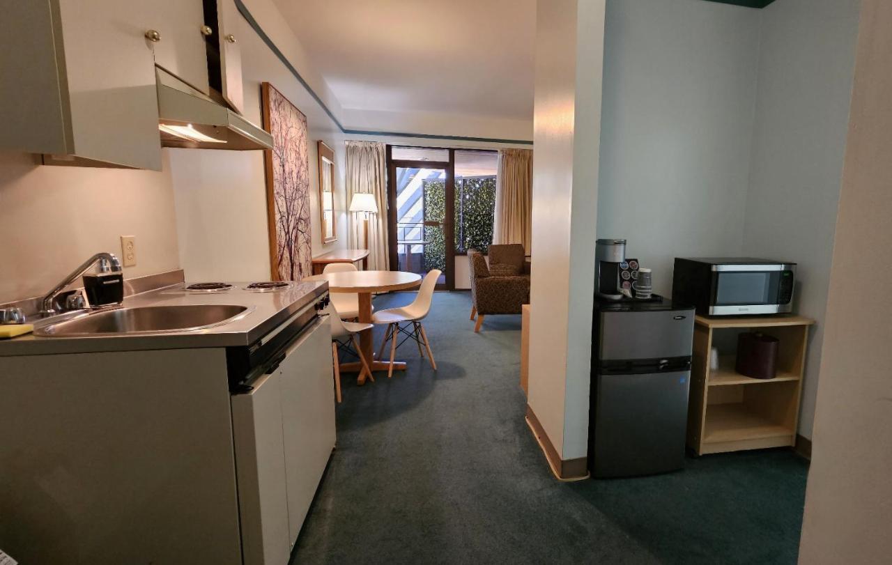 The Cedars Inn Hotel & Convention Centre Gibsons Buitenkant foto