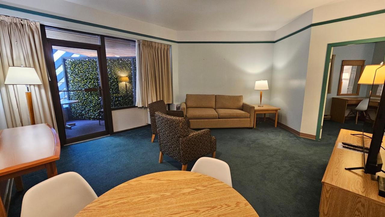 The Cedars Inn Hotel & Convention Centre Gibsons Buitenkant foto